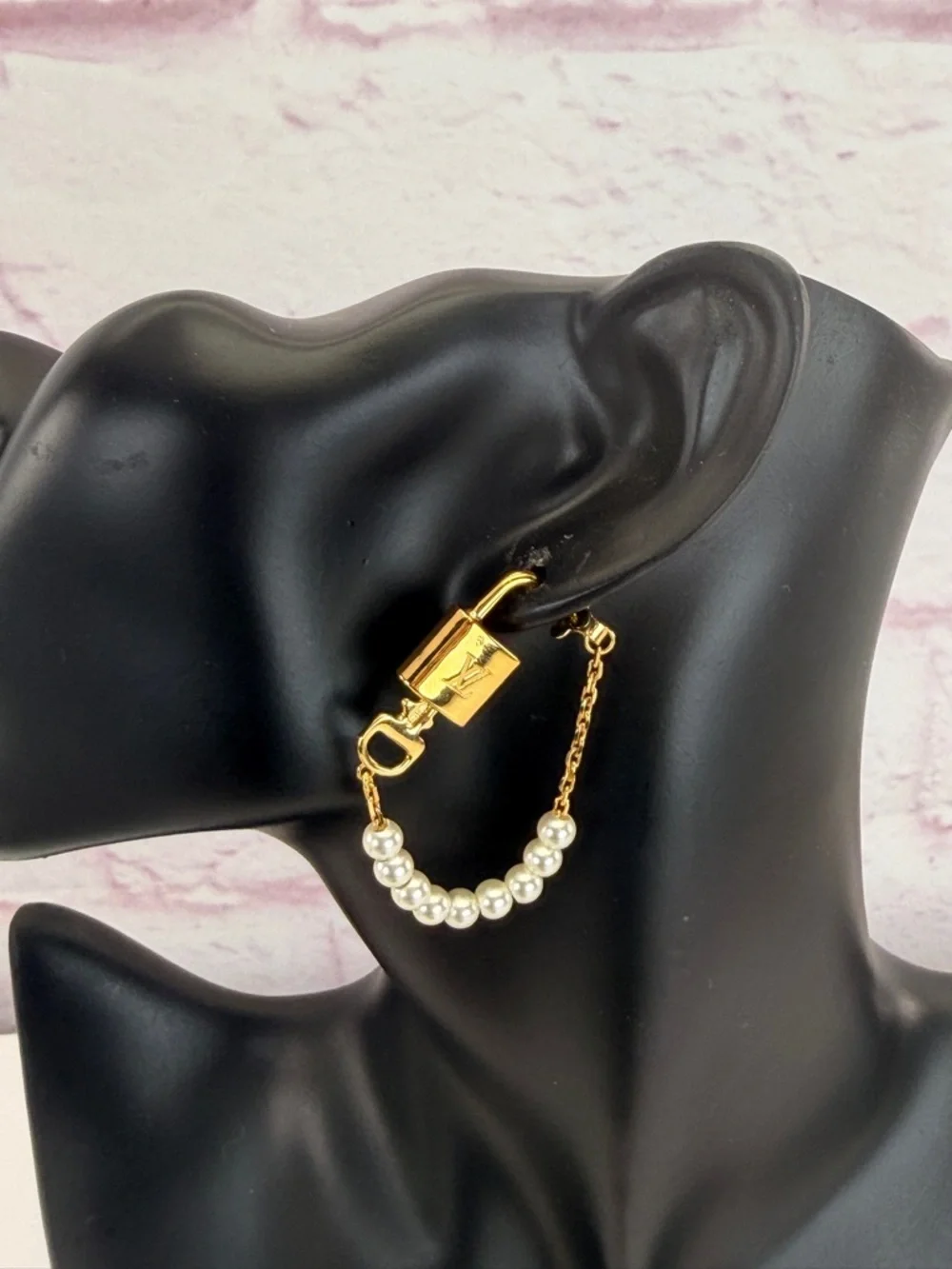 Louis Vuitton Pearlock Gold and White Pearl Chain Earring